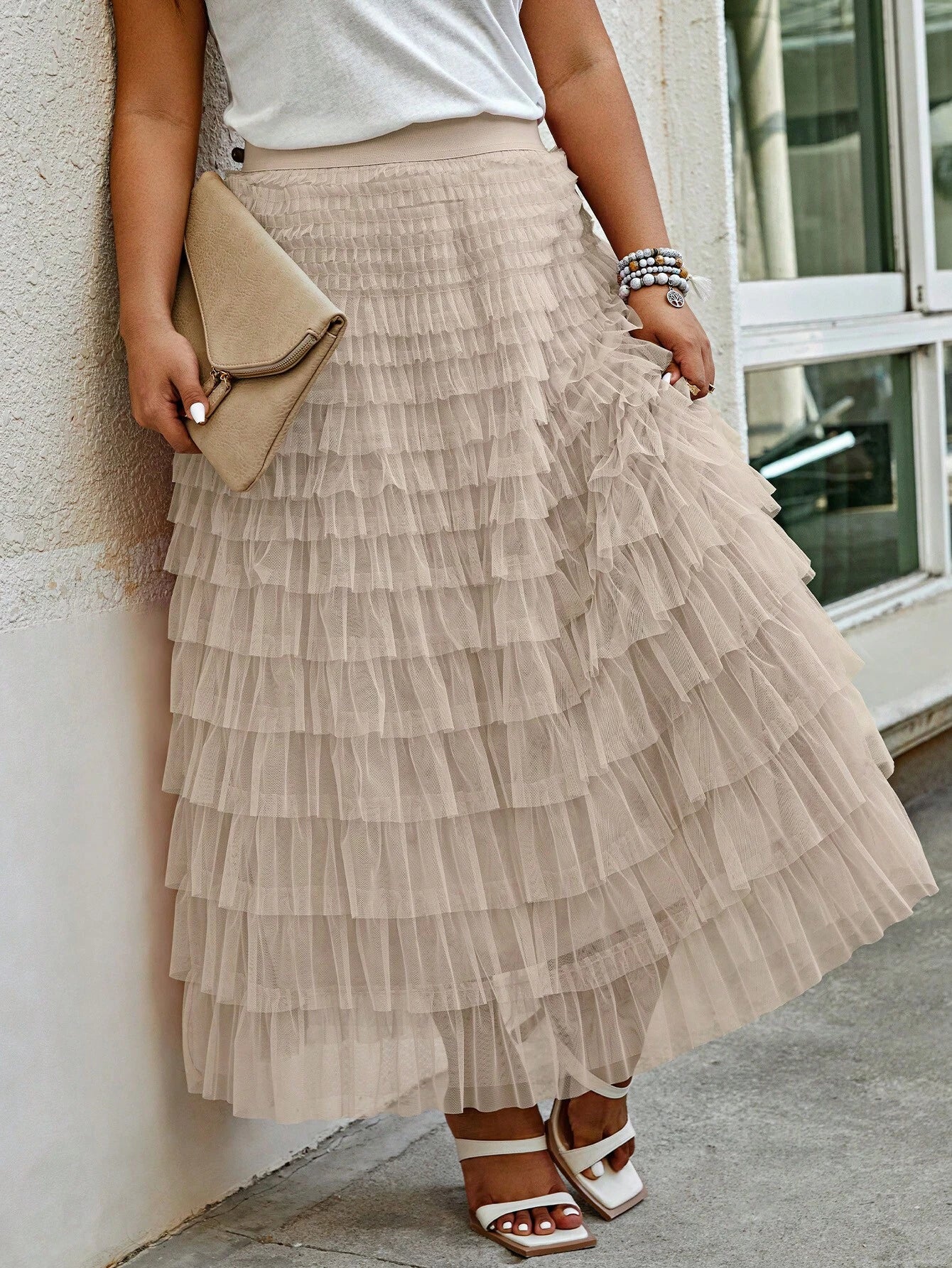Damen Tüllrock beige, mehrlagig, elegant, mit Clutch und Sandalen, Sommermode, Streetstyle.