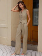 Eleganter Damenanzug in Beige, ärmellose Weste und weite Hose, ideal für Business- und Freizeitmode. Perfekt für stilvolle Sommeroutfits.