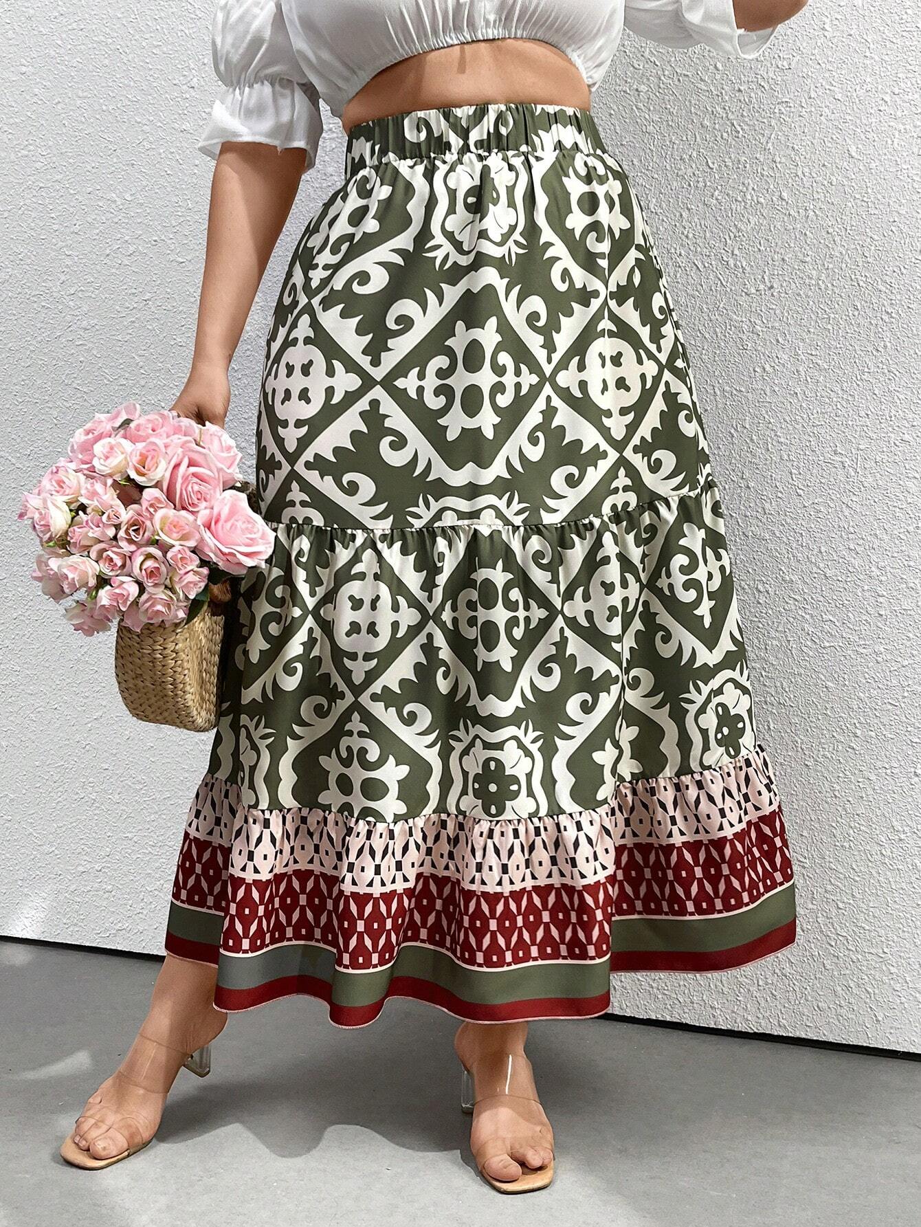Frau in gemustertem Maxirock mit Blumenstrauß, grün-weißes Design, Sommermode, Boho-Stil.