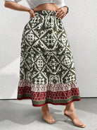 Damen Maxirock, grün-weißes Ethno-Muster, rot-weißer Saum, Sommermode, elegant, Baumwolle.