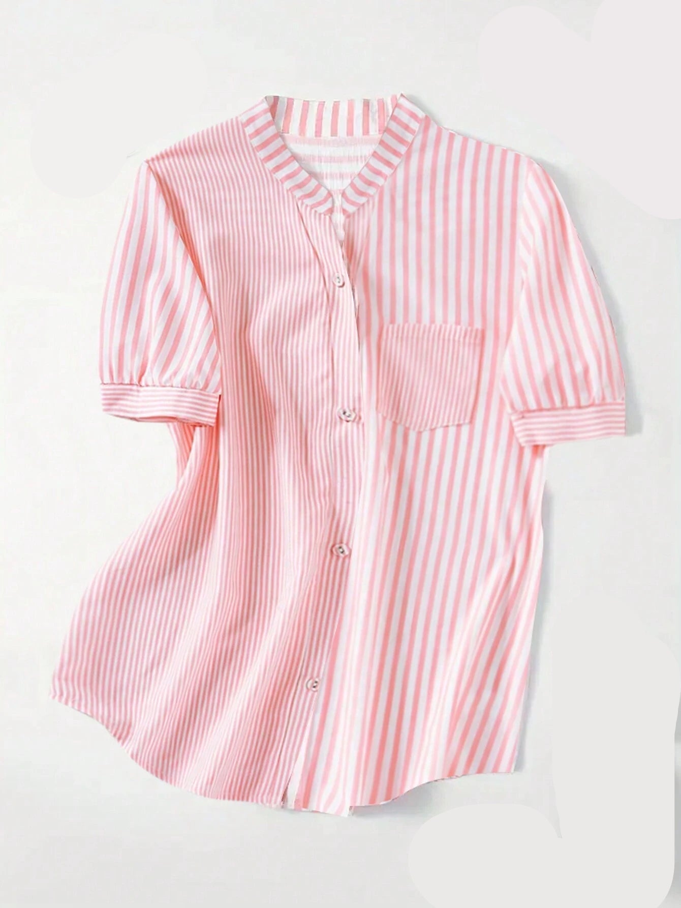 Gestreifte rosa-weiße Bluse mit Knopfleiste, kurzen Ärmeln und Brusttasche. Perfekt für den Sommer. Damenmode, elegant, lässig.