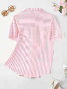 Rosa-weiß gestreiftes Hemd für Damen, kurzärmelig, ideal für Sommermode. Perfekt kombinierbar mit Sonnenbrille und Sandalen.