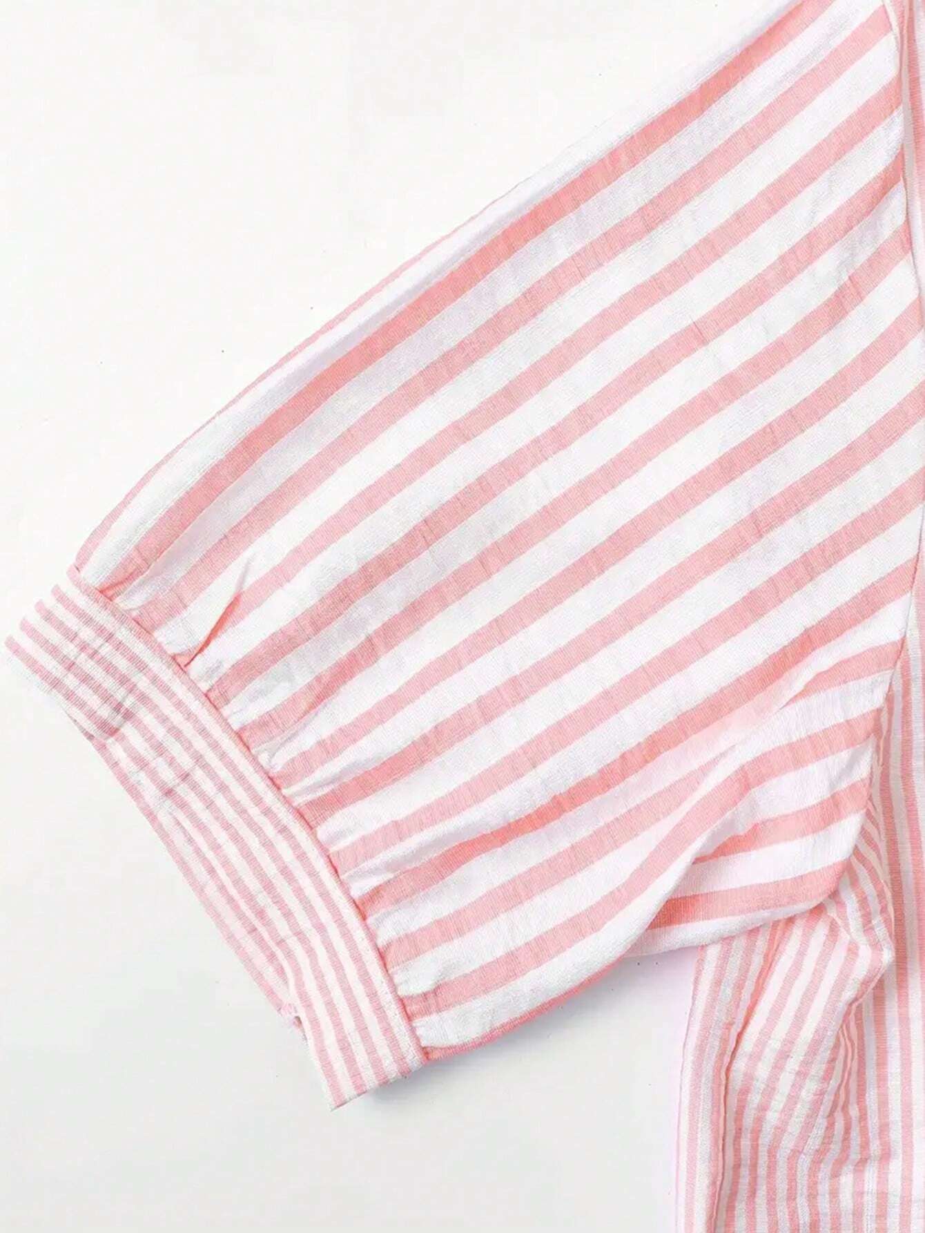 Rosa-weiß gestreiftes Hemdärmel-Detail aus Baumwolle, ideal für Sommermode. Perfekt für lässige Outfits und stilvolle Freizeitkleidung.