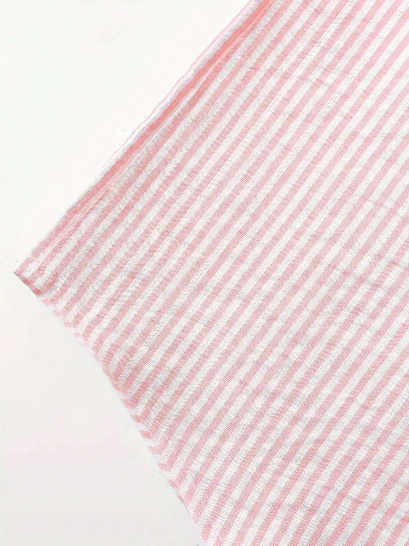Rosa-weiß gestreiftes Stoffmuster, ideal für Mode, Heimtextilien und Nähprojekte. Hochwertiger Baumwollstoff, vielseitig und stilvoll.