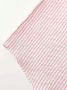 Rosa-weiß gestreiftes Stoffmuster, ideal für Mode, Heimtextilien und Nähprojekte. Hochwertiger Baumwollstoff, vielseitig und stilvoll.