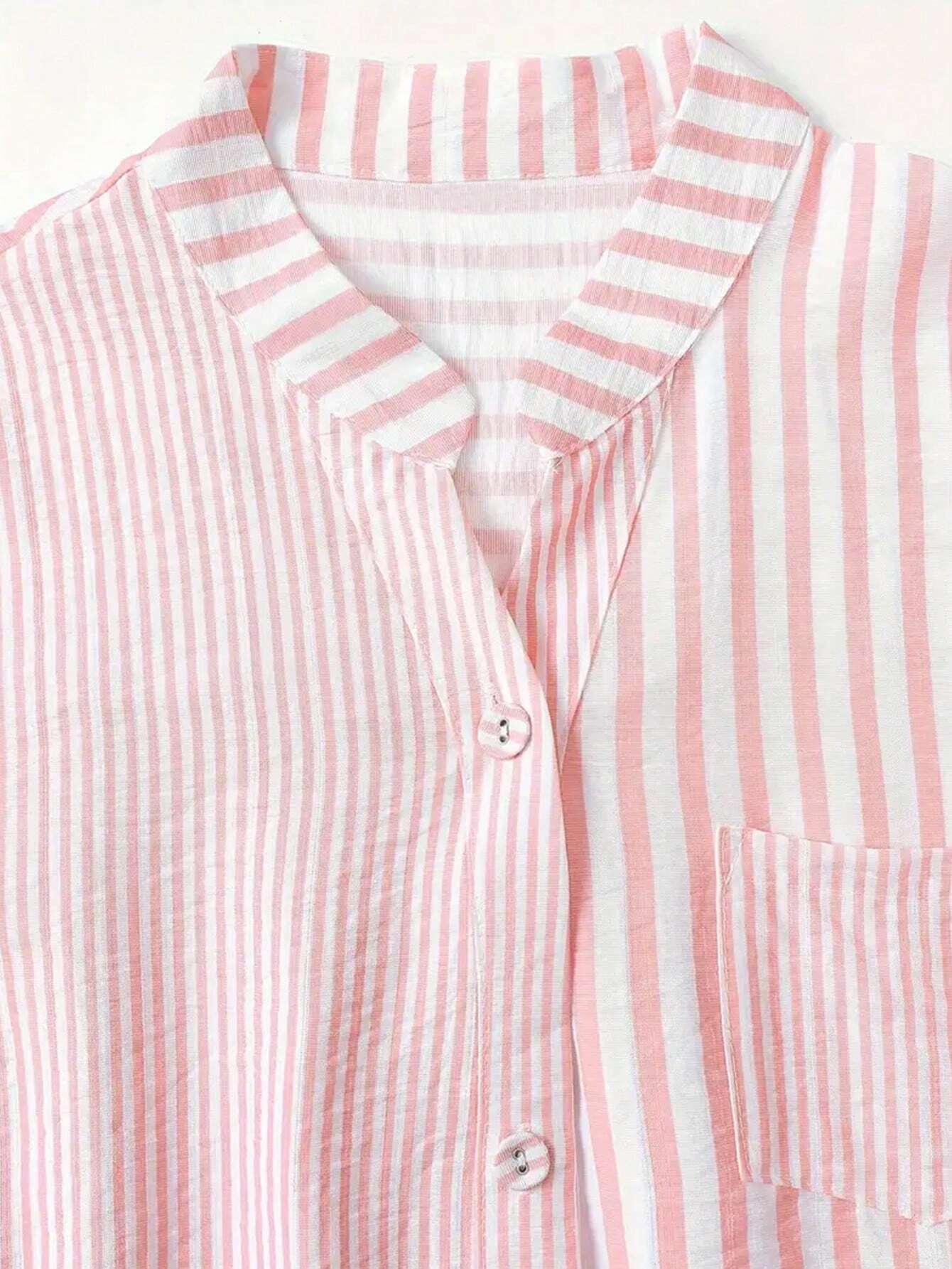 Gestreiftes Hemd aus Leinen in Rosa und Weiß mit Stehkragen und Brusttasche. Perfekt für Sommermode, leicht und atmungsaktiv.