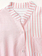 Gestreiftes Hemd aus Leinen in Rosa und Weiß mit Stehkragen und Brusttasche. Perfekt für Sommermode, leicht und atmungsaktiv.