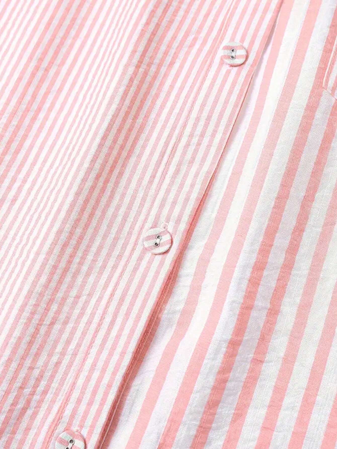 Rosa-weiß gestreiftes Hemd aus Baumwolle, Nahaufnahme. Perfekt für Sommermode, atmungsaktiv und stilvoll. Ideal für Freizeit- und Bürooutfits.