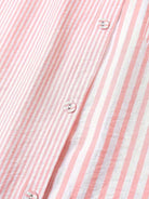 Rosa-weiß gestreiftes Hemd aus Baumwolle, Nahaufnahme. Perfekt für Sommermode, atmungsaktiv und stilvoll. Ideal für Freizeit- und Bürooutfits.