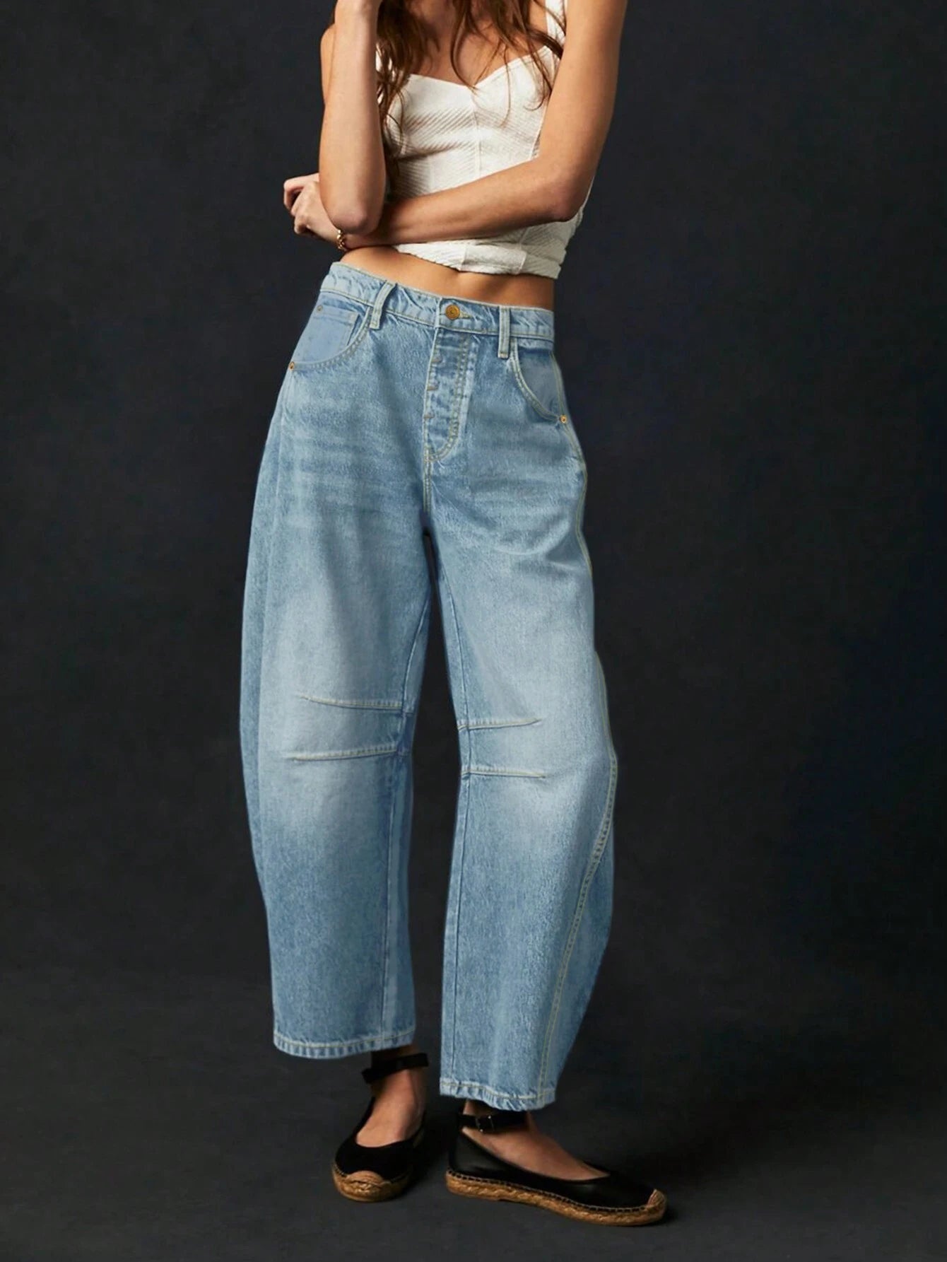 Damen-Jeans mit weitem Bein, hellblauem Denim, hoher Taille und lässigem Schnitt. Perfekt für modische Freizeitlooks und bequemen Alltagsstil.