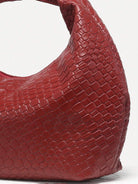 Rote Handtasche aus Leder mit geflochtenem Muster, modisches Accessoire, Damenmode.