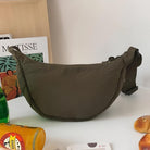 Olivgrüne Umhängetasche aus Stoff, modern, lässig, ideal für Alltag und Freizeit.