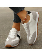 Damen Sneaker weiß grau, Wildleder, lässig, modisch, bequeme Freizeitschuhe, Straßenstil.