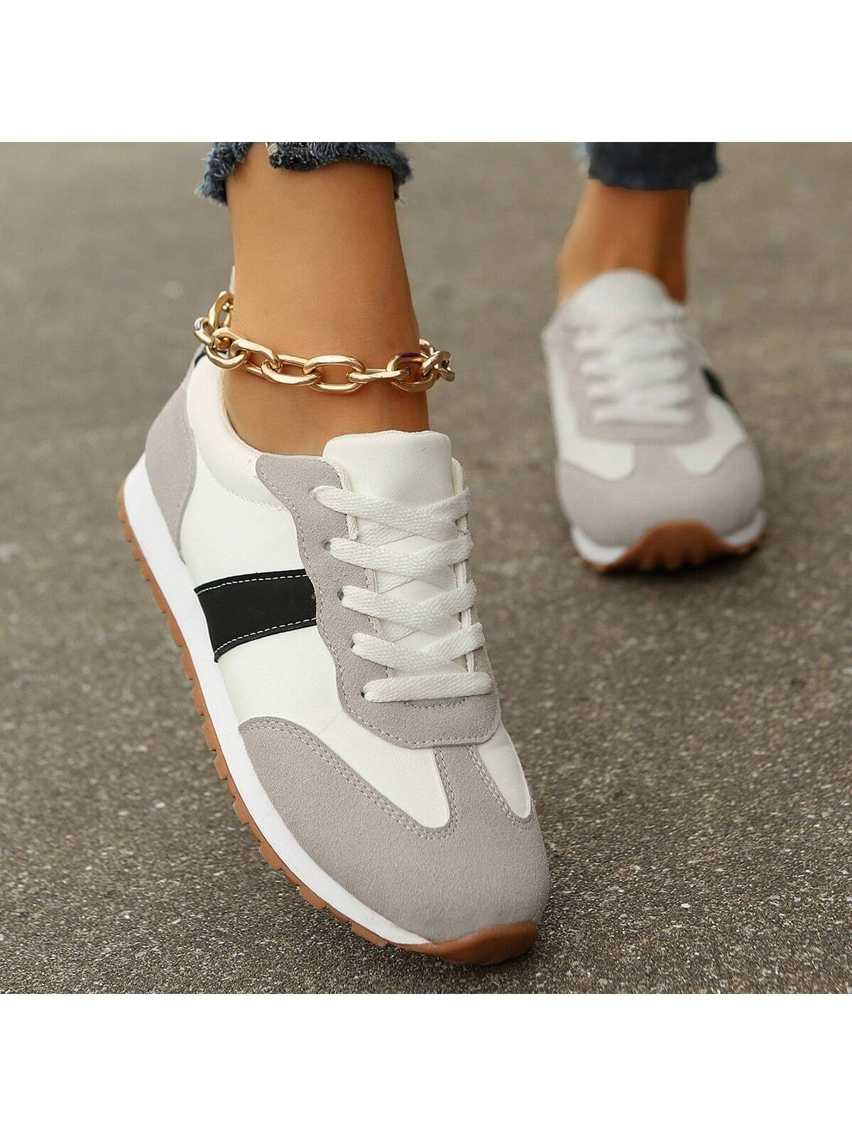 Damen Sneaker weiß grau, Wildleder, Kettendetail, modisch, bequem, Freizeitschuh, Straße.