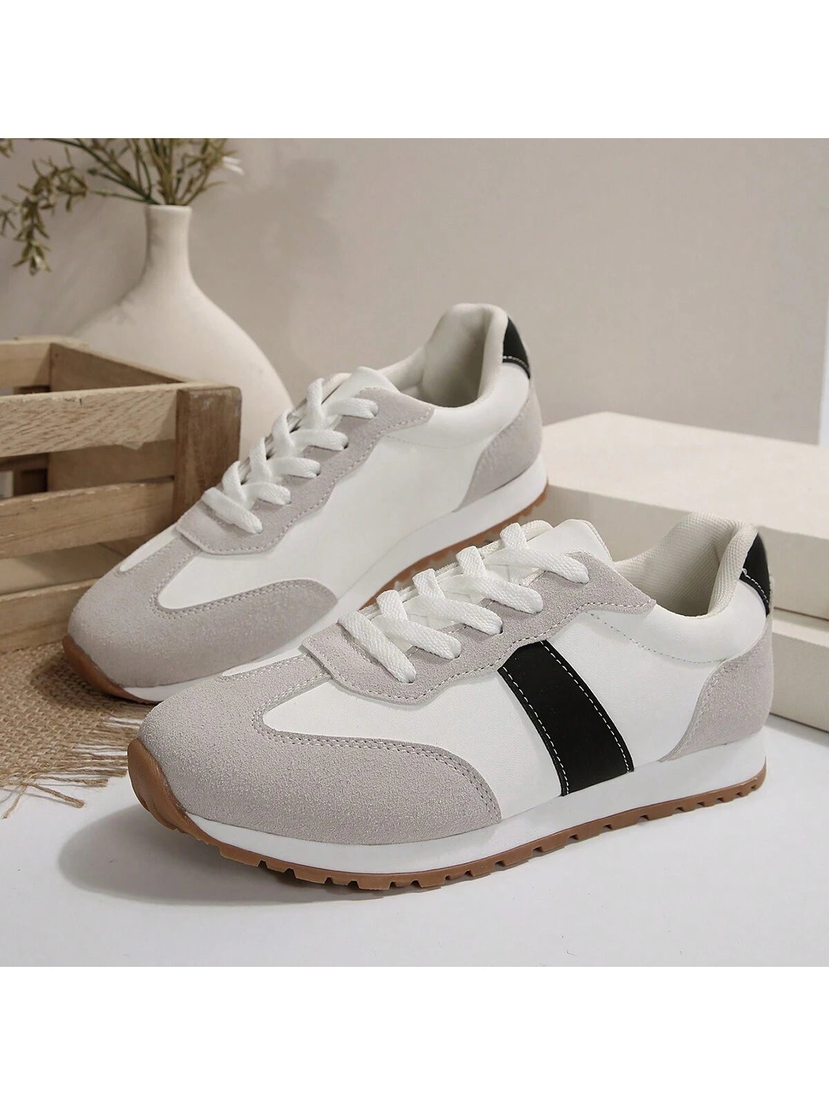 Weiße Sneaker mit schwarzem Streifen, Wildleder-Optik, Gummisohle, Unisex, modisch.