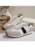 Weiße Sneaker mit schwarzem Streifen, Wildleder-Optik, Gummisohle, Unisex, modisch.