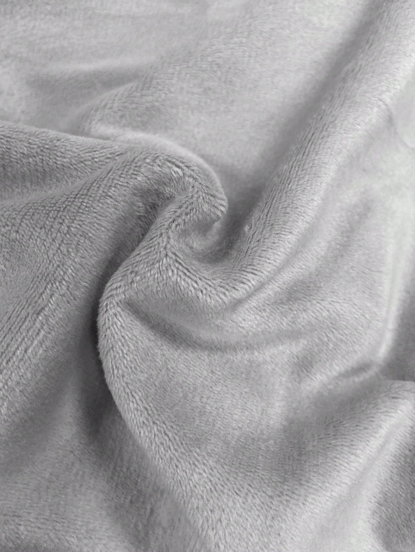 Grauer Fleece-Stoff, weich und flauschig, ideal für Decken und Kleidung.