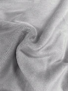 Grauer Fleece-Stoff, weich und flauschig, ideal für Decken und Kleidung.