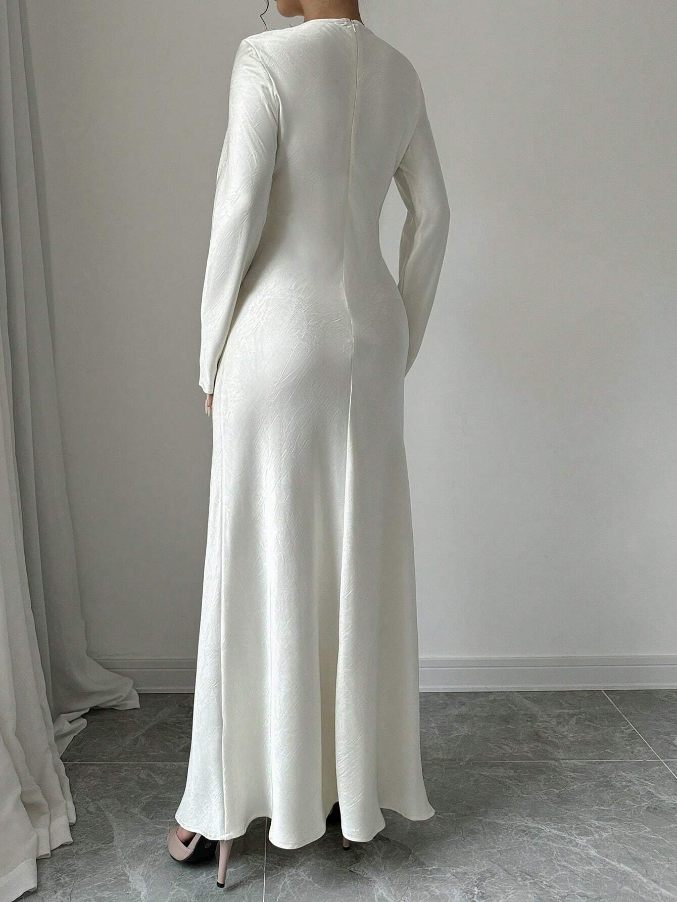 Elegantes weißes Abendkleid mit langen Ärmeln, bodenlang, ideal für formelle Anlässe. Hochwertiger Stoff, zeitloses Design, perfekte Passform.