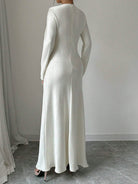 Elegantes weißes Abendkleid mit langen Ärmeln, bodenlang, ideal für formelle Anlässe. Hochwertiger Stoff, zeitloses Design, perfekte Passform.