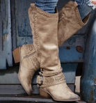 Damenstiefel aus Wildleder in Beige, mit dekorativen Schnallen und Lochmuster, ideal für Herbstmode. Perfekt für stilvolle Outfits und Komfort.