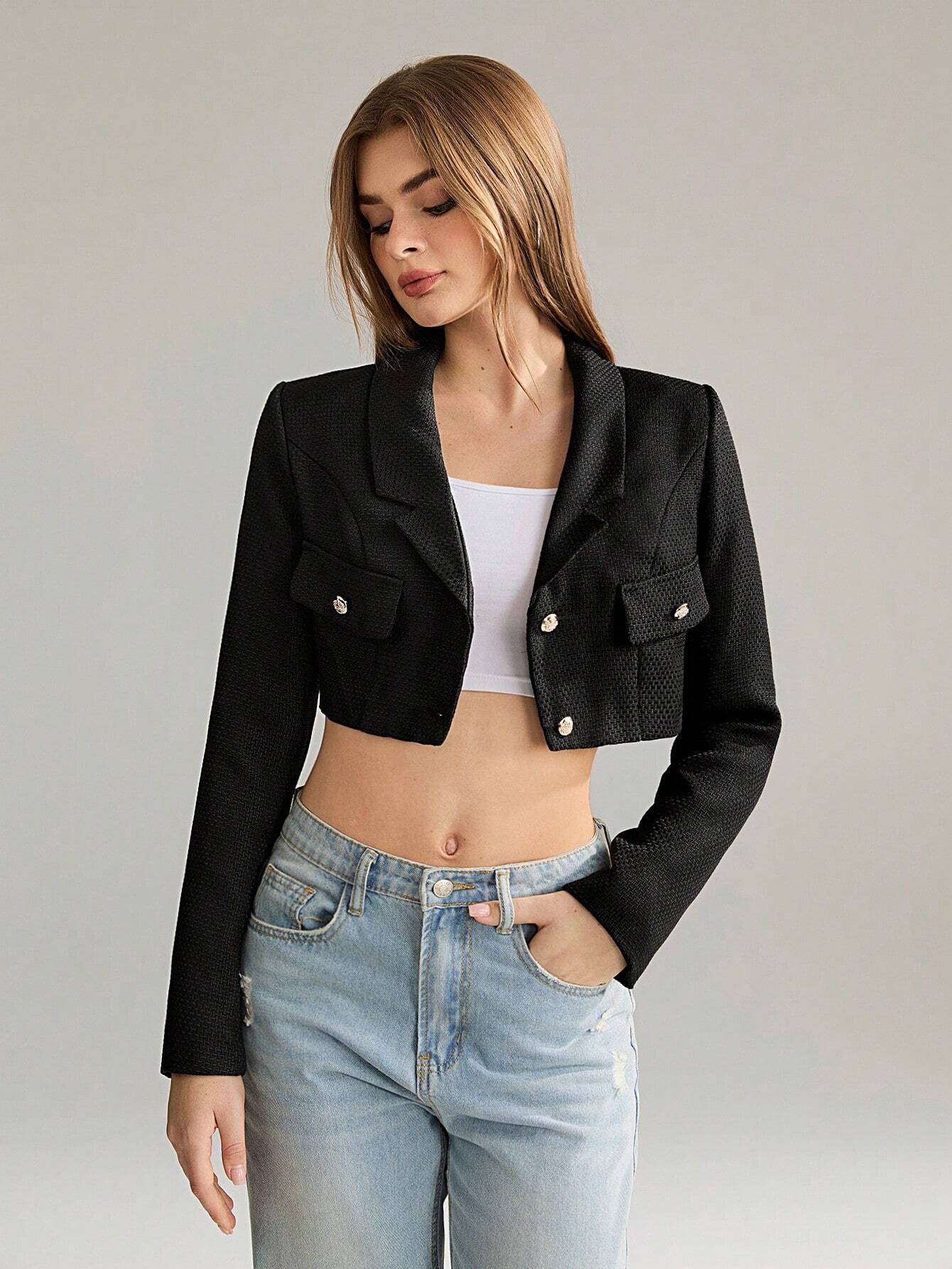 Damenmode: Schwarze, taillierte Kurzjacke mit Knöpfen, kombiniert mit weißem Top und Jeans. Trendige, elegante Kleidung für stilvolle Outfits.