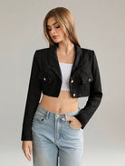 Damenmode: Schwarze, taillierte Kurzjacke mit Knöpfen, kombiniert mit weißem Top und Jeans. Trendige, elegante Kleidung für stilvolle Outfits.