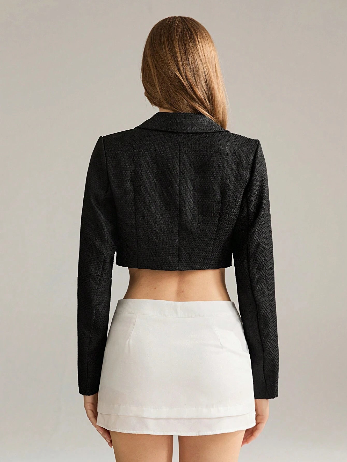 Schwarzer Cropped Blazer für Damen, elegantes Design, ideal für Business- und Freizeitoutfits. Perfekt kombinierbar mit Röcken oder Hosen.