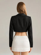 Schwarzer Cropped Blazer für Damen, elegantes Design, ideal für Business- und Freizeitoutfits. Perfekt kombinierbar mit Röcken oder Hosen.