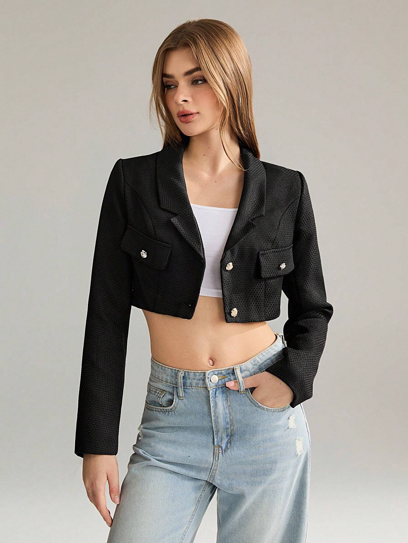 Damenmode: Schwarzer, eleganter Cropped-Blazer mit Knöpfen, kombiniert mit weißem Top und Jeans. Perfekt für trendige, stilvolle Outfits.