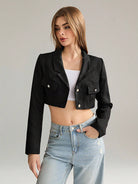 Damenmode: Schwarzer, eleganter Cropped-Blazer mit Knöpfen, kombiniert mit weißem Top und Jeans. Perfekt für trendige, stilvolle Outfits.