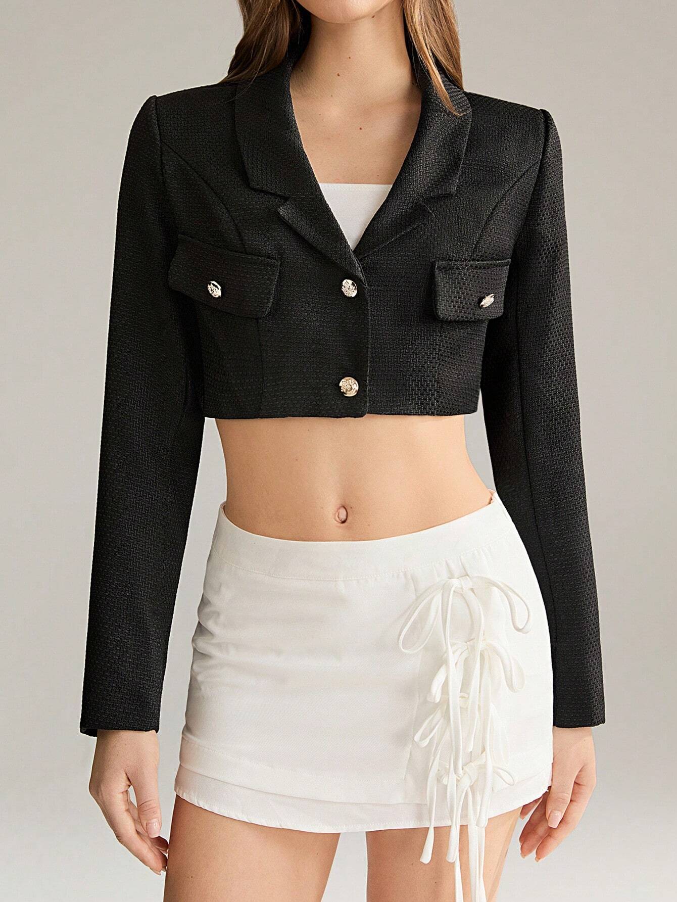 Schwarze, taillierte Damenjacke mit Knöpfen, kombiniert mit weißem Minirock mit Schnürung. Elegante Mode für stilvolle Outfits.