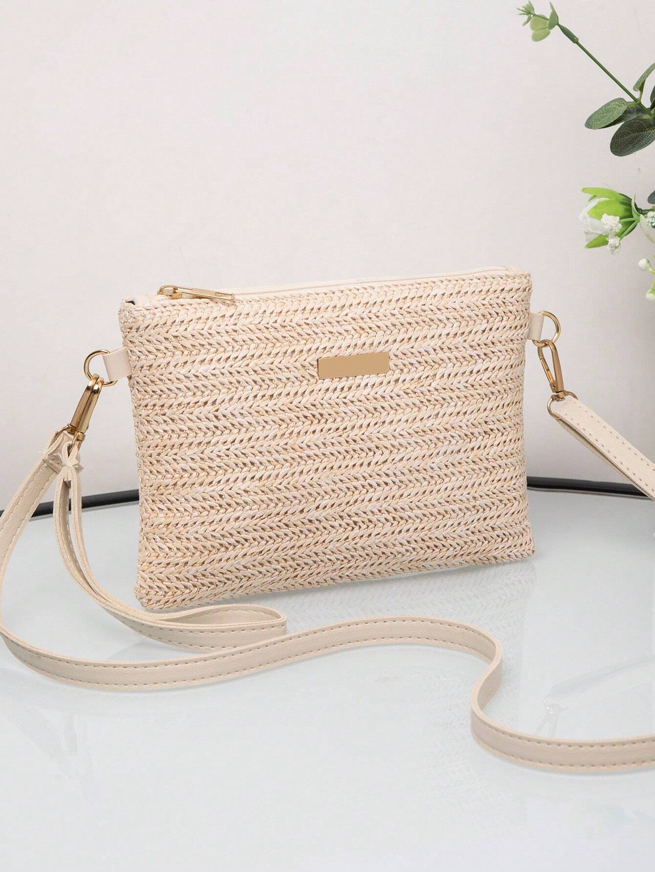 Beige Umhängetasche aus Stroh mit Reißverschluss und verstellbarem Riemen, elegant und modisch.