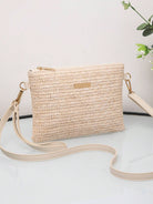 Beige Umhängetasche aus Stroh mit Reißverschluss und verstellbarem Riemen, elegant und modisch.