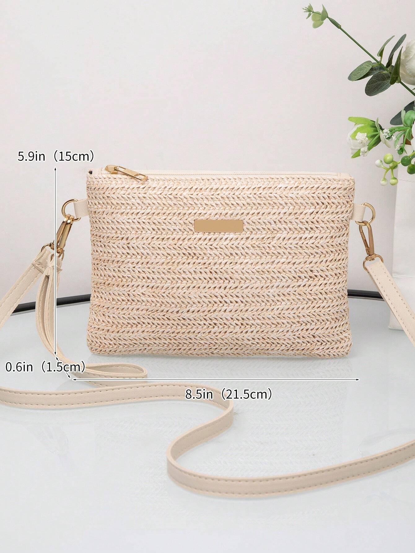 Beige Umhängetasche aus Stroh mit goldenen Details, 21,5 cm breit, 15 cm hoch, modisch und elegant.