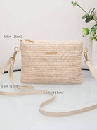 Beige Umhängetasche aus Stroh mit goldenen Details, 21,5 cm breit, 15 cm hoch, modisch und elegant.
