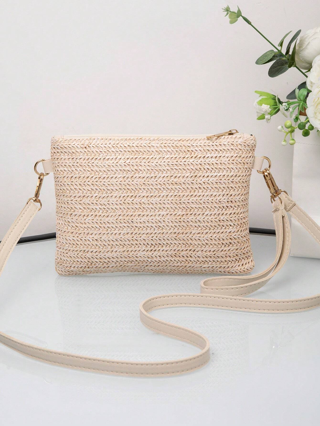 Beige Umhängetasche aus Stroh mit abnehmbarem Riemen, ideal für Sommermode und Freizeit.