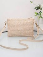 Beige Umhängetasche aus Stroh mit abnehmbarem Riemen, ideal für Sommermode und Freizeit.