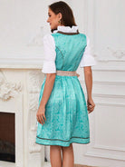 Frau in traditionellem türkisfarbenem Dirndl mit weißer Bluse, elegantes Design, ideal für Oktoberfest, Trachtenmode, bayerische Kleidung.