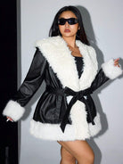 Damen-Lederjacke mit weißem Kunstfell, Gürtel und modischen Sonnenbrillen. Trendige Wintermode, stilvoll und elegant.