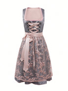Elegantes graues Dirndl mit rosa Spitze und Schnürung, ideal für Oktoberfest und traditionelle bayerische Feste. Hochwertige Trachtenmode.