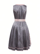 Elegantes graues Dirndl mit floralen Mustern, rosa Akzenten und traditionellem Design. Perfekt für Oktoberfest und festliche Anlässe.