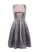 Graues Dirndl mit rosa Schnürung und Spitzenbesatz, traditionelles bayerisches Kleid, ideal für Oktoberfest, Trachtenmode, elegante Damenbekleidung.