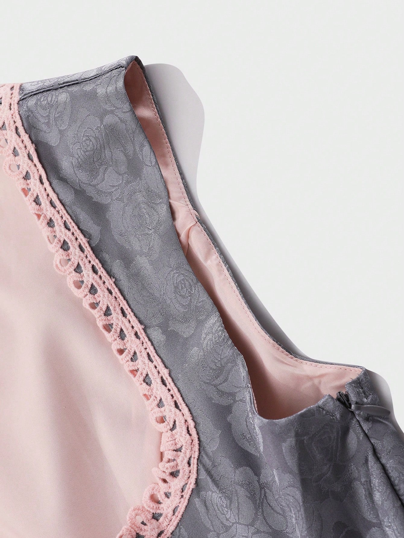 Elegantes graues Kleid mit rosa Spitzenbesatz und floralen Mustern, ideal für besondere Anlässe. Hochwertige Damenmode, stilvoll und feminin.