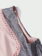 Elegantes graues Kleid mit rosa Spitzenbesatz und floralen Mustern, ideal für besondere Anlässe. Hochwertige Damenmode, stilvoll und feminin.