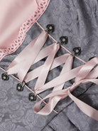 Graues Dirndl mit rosa Schnürung und Spitzenbesatz, florales Muster, traditionelles bayerisches Design, ideal für Oktoberfest und Trachtenmode.