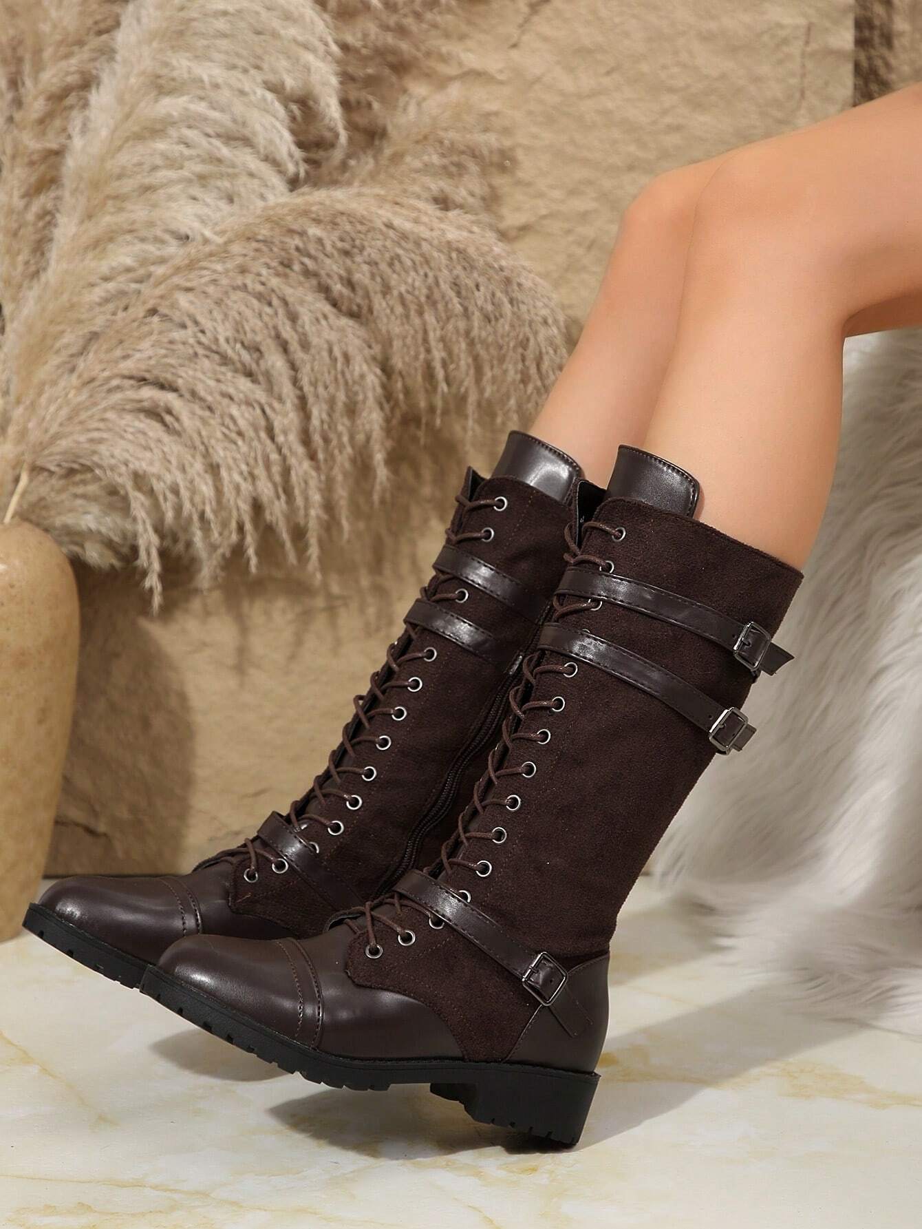 Damenstiefel aus braunem Wildleder mit Schnürung und Schnallen, kniehoch. Perfekt für Herbstmode, stilvoll und robust. Ideal für Outdoor.