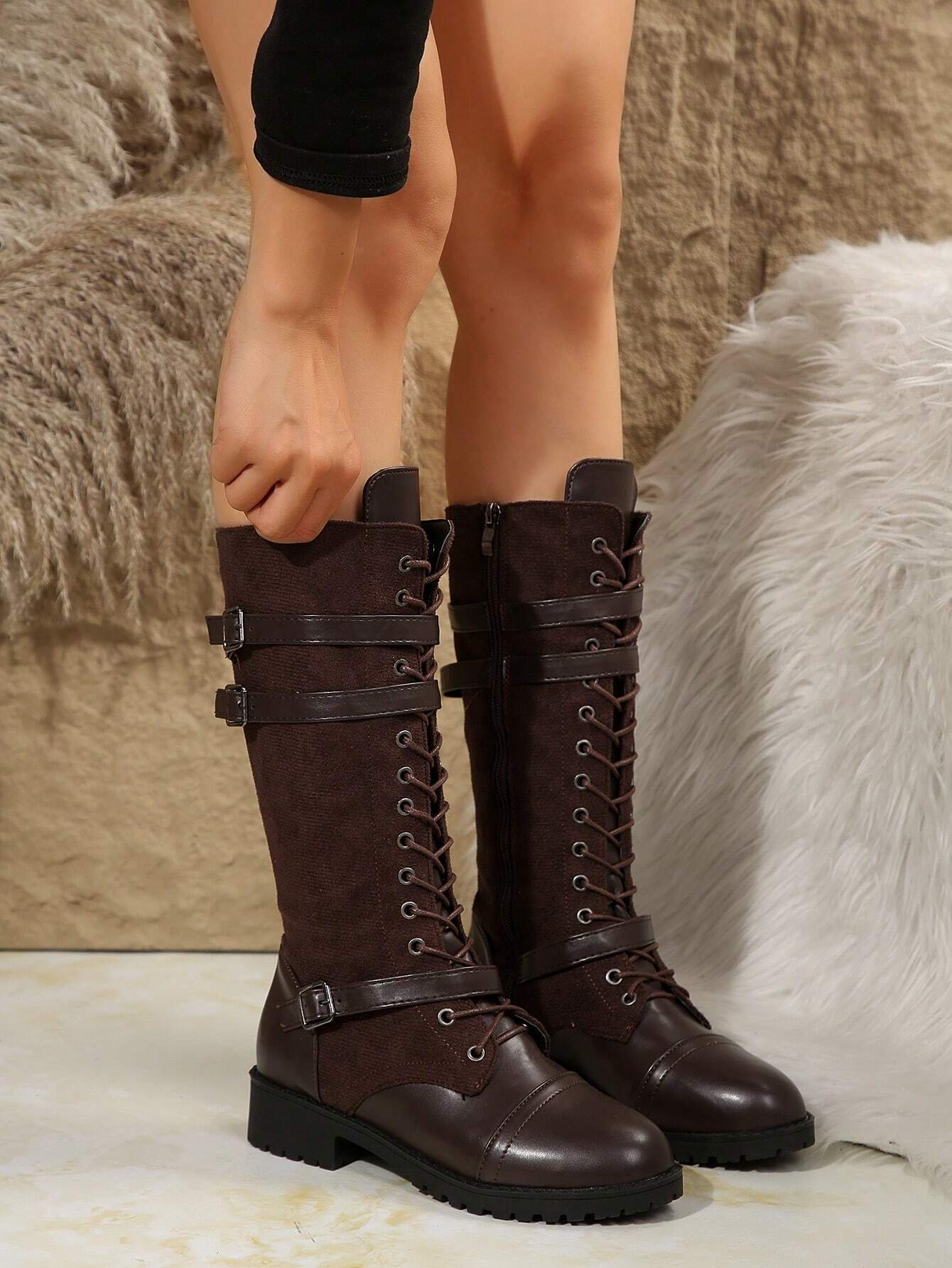 Damenstiefel aus braunem Wildleder mit Schnürung und Schnallen, ideal für Herbstmode. Robuste Sohle, stilvoll und vielseitig kombinierbar.