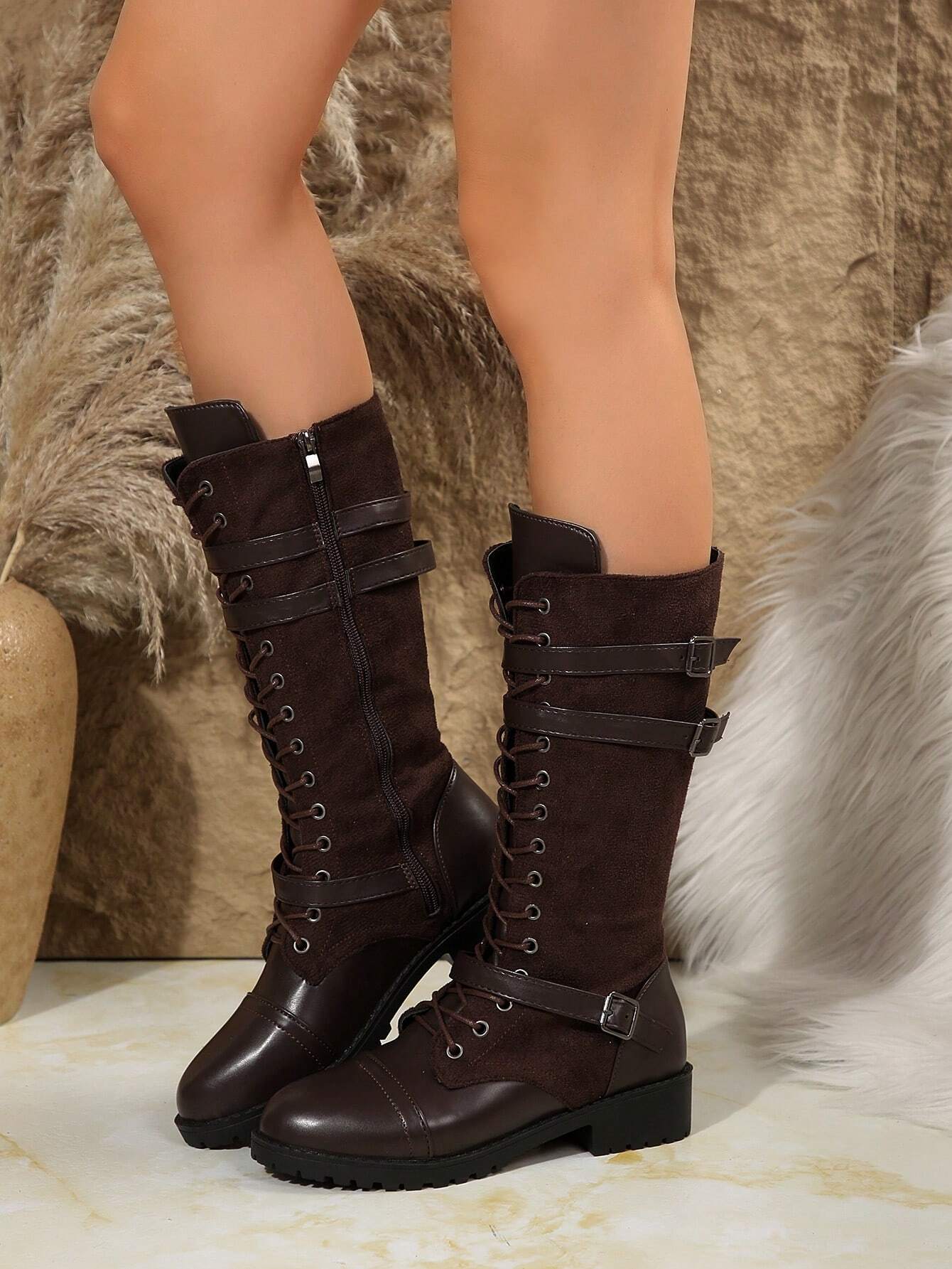 Damenstiefel aus braunem Wildleder mit Schnürung und Reißverschluss, ideal für Herbstmode. Trendige, robuste Stiefel für stilvolle Outfits.