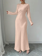 Elegantes langes Abendkleid in Beige mit langen Ärmeln, ideal für formelle Anlässe. Perfekt für stilvolle Mode und zeitlose Eleganz.